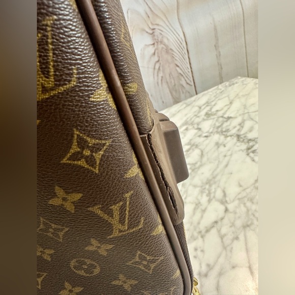 Louis Vuitton Luggage - Picture 8 of 15